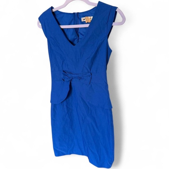 Elegant Blue Sleeveless Dress - Picture 2 of 6